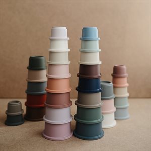 Mushie Piramidka Sensoryczna z Kubeczków - Stacking Cups Forest