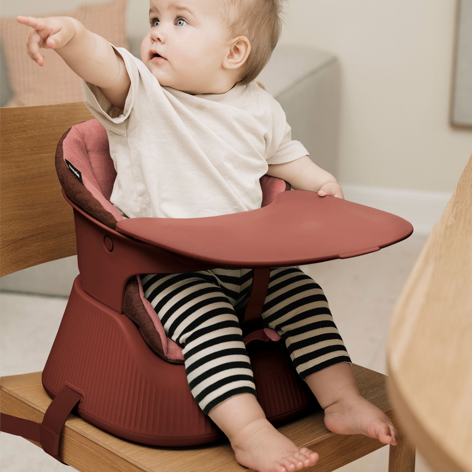 Hannie Przenośne krzesełko do karmienia - Mahogany Red